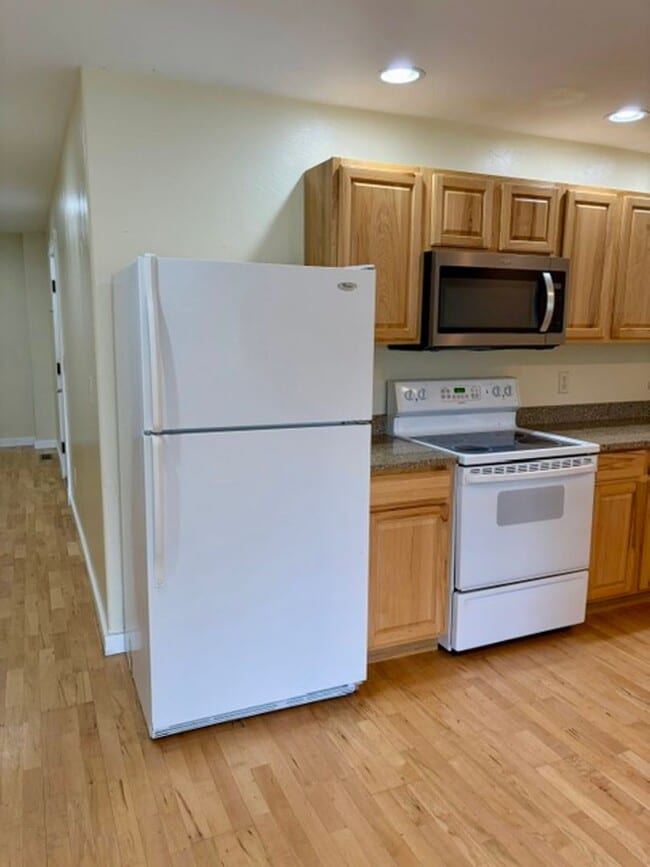 Building Photo - 3 Bedroom, 2.5 Bathroom Townhouse with Fireplace