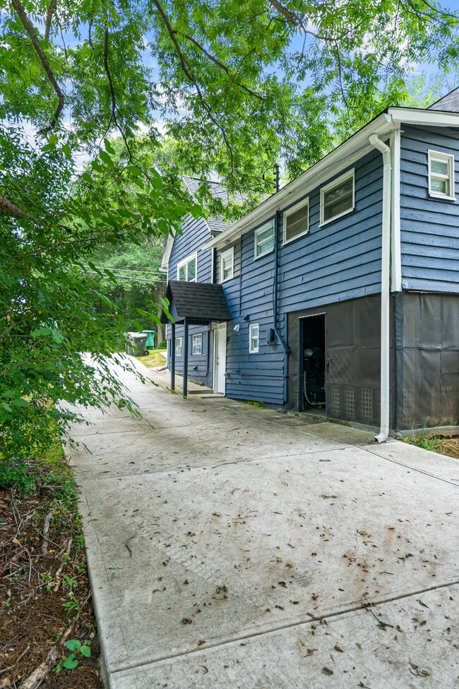 Building Photo - Hapeville - 724B