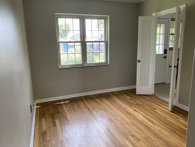 Dining Room - 1042 Northwest Blvd