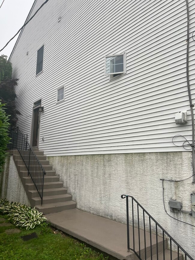 Building Photo - 557B Parker Ave