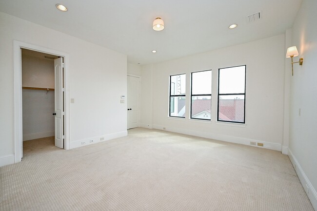 Building Photo - 1825 W 24th St