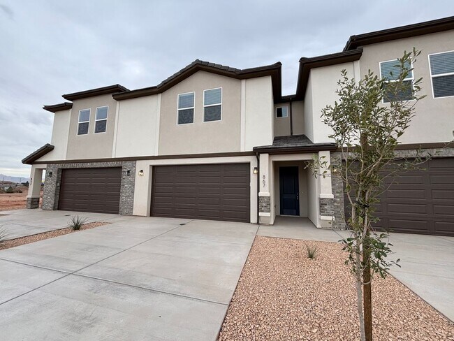 Primary Photo - SANDHOLLOW TOWNHOME FOR RENT!