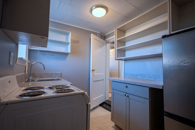 Building Photo - Spacious 1-Bedroom Apartment with Parking & Shared Yard - Midtown Kingston