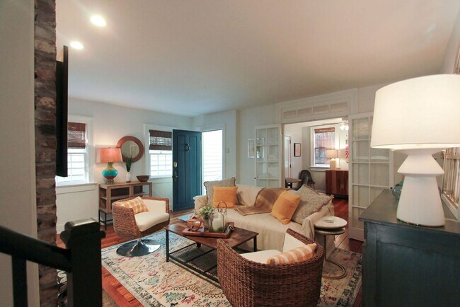 Building Photo - Available 3/1. Beautiful 2BR/2BA available in Elliottborough! Landscaping included!