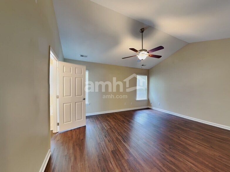 Building Photo - 612 Hanska Way