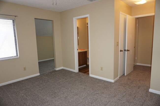 Building Photo - 2/2 townhome