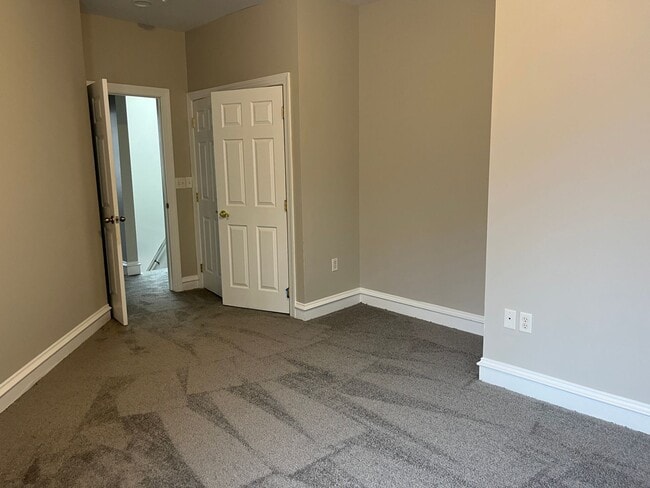 Building Photo - Spacious 4 Bedroom House in Southside Flats!