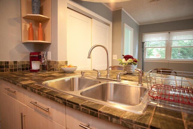 Building Photo - 1089 United Ave SE