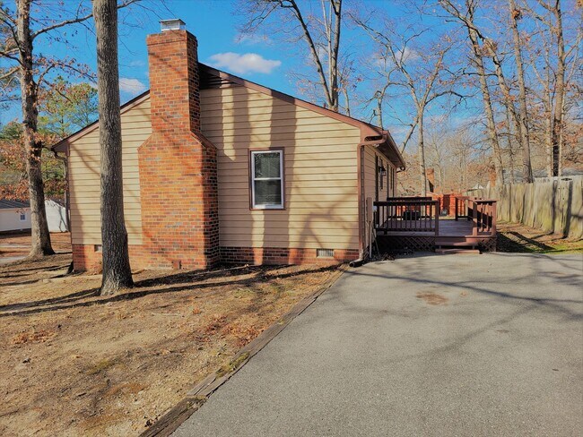 Building Photo - Well maintained large rancher on corner lo...