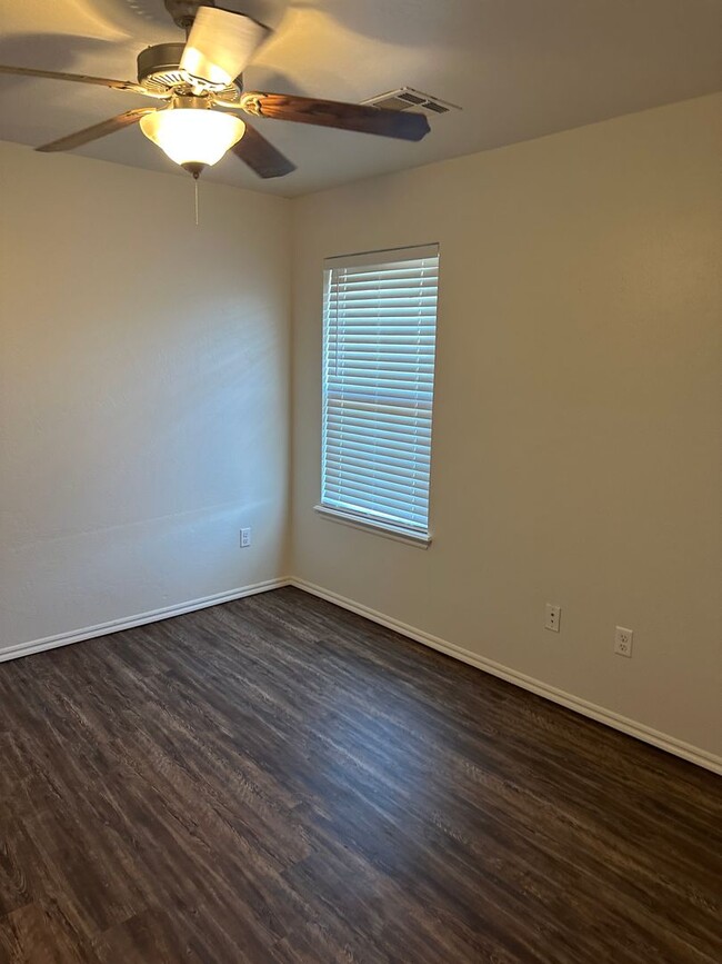 Building Photo - 4 bd/2 ba - Wood Look Floors - Open Plan