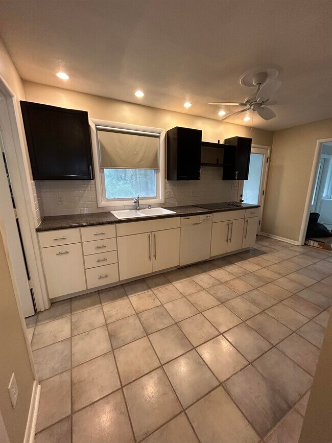 Building Photo - 7585 Skipper Ln