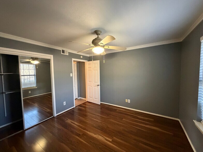 Building Photo - Room in Condo on Wedglea Dr