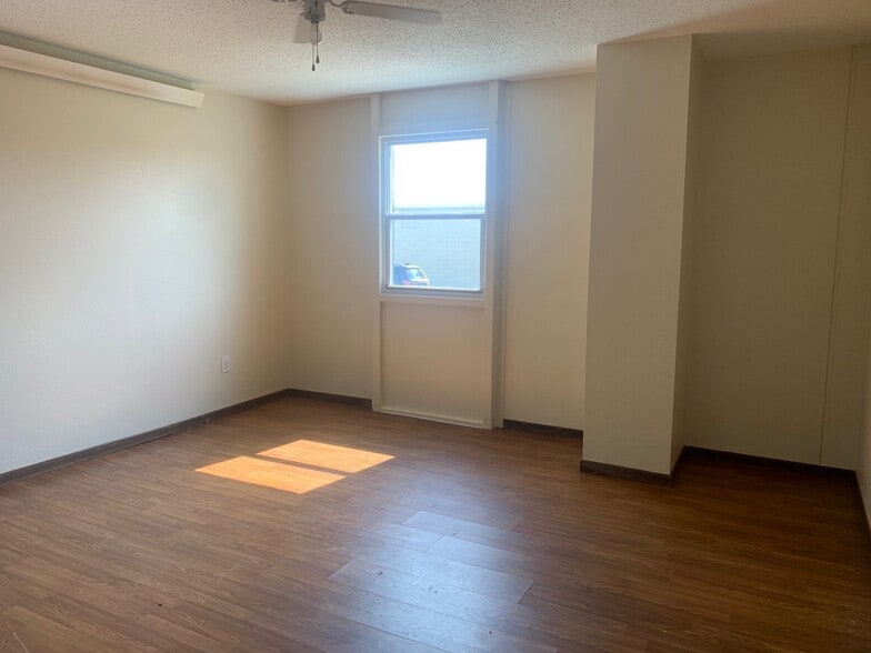 Building Photo - 305 11th Ave W