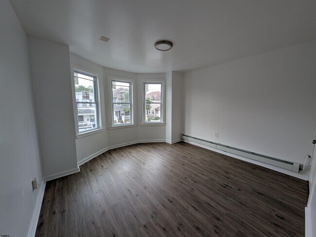 Building Photo - 1111 Adriatic Ave