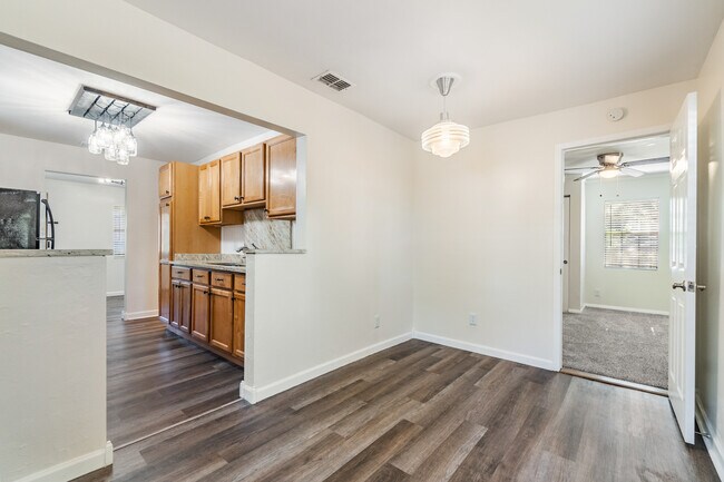 Building Photo - 810 W Minnehaha St