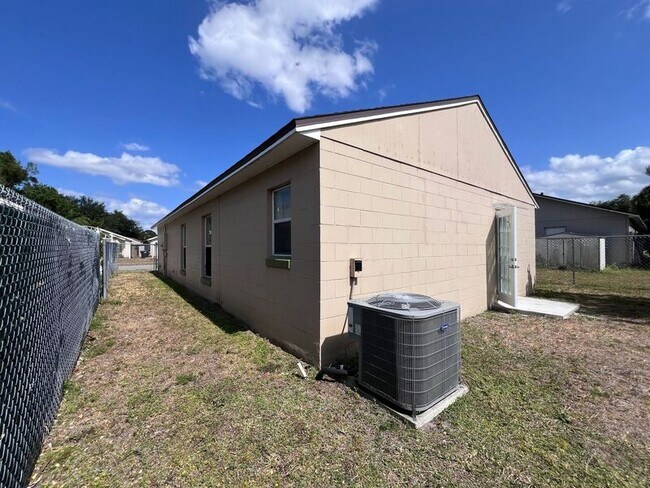Building Photo - 1114 Shoshanna Dr