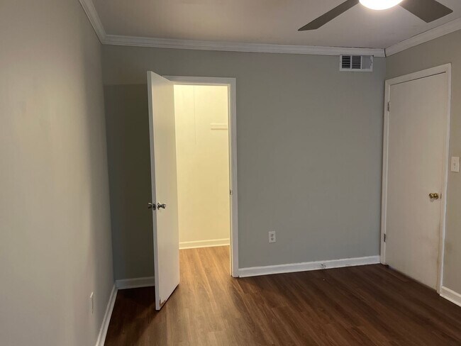 Building Photo - 2 Bed, 1 Bath Apartment