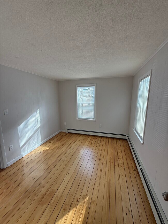 Building Photo - 1027 Monmouth St