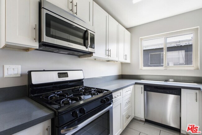 Building Photo - 925 N Curson Ave
