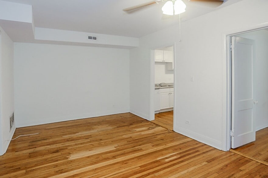 Building Photo - 3820 N Sheffield Ave