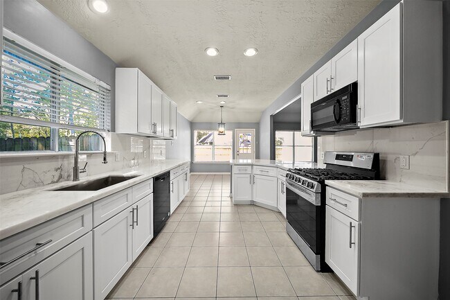 Building Photo - 10 S Willow Point Cir