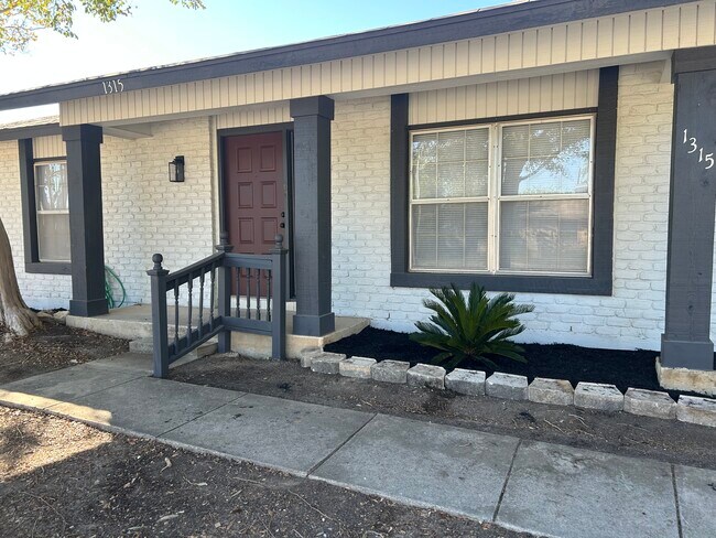 Building Photo - 1315 White Rock Dr