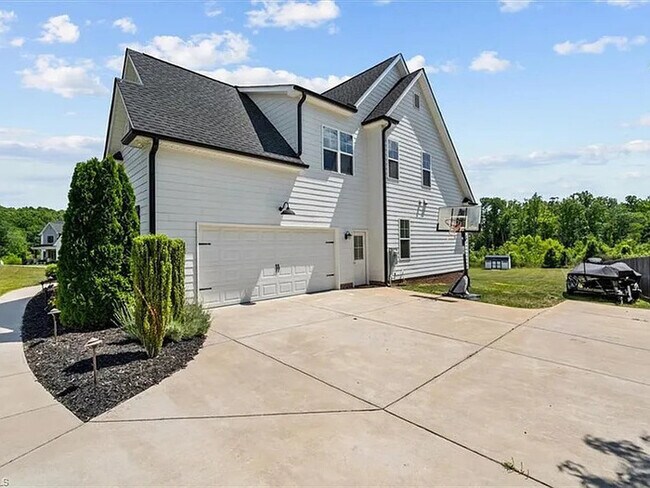 Building Photo - Lease OR Lease to Own