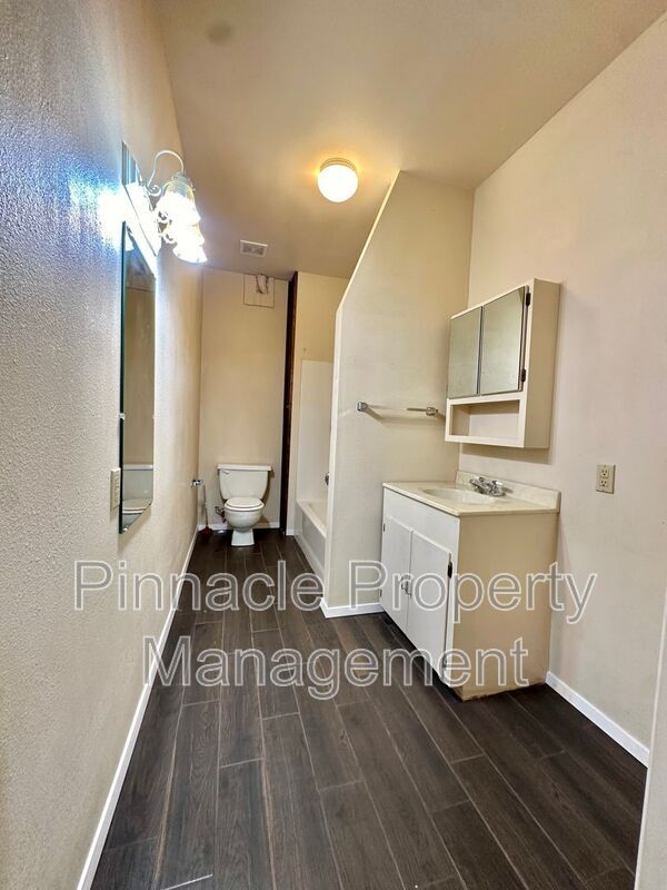 Building Photo - 504 E 17th St