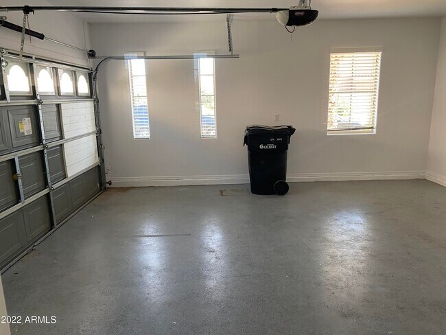 Building Photo - 1704 S Falcon Dr