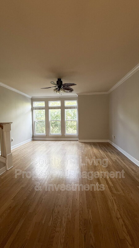 Building Photo - 127 S Sycamore St