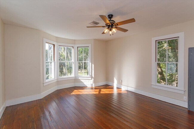 Building Photo - Mid term historic furnished rental
