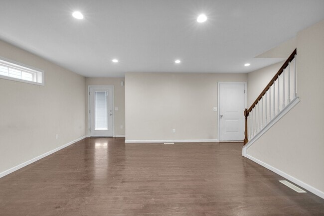Building Photo - Modern 3-Bed Townhome on Quiet Cul-de-Sac ...