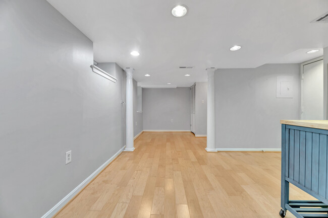 Building Photo - Marvelous 1 Bedroom Condo in Washington DC!