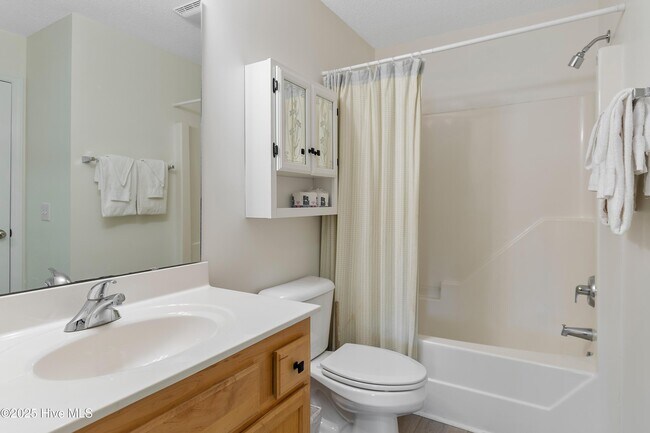 Building Photo - 3350 Club Villas Dr