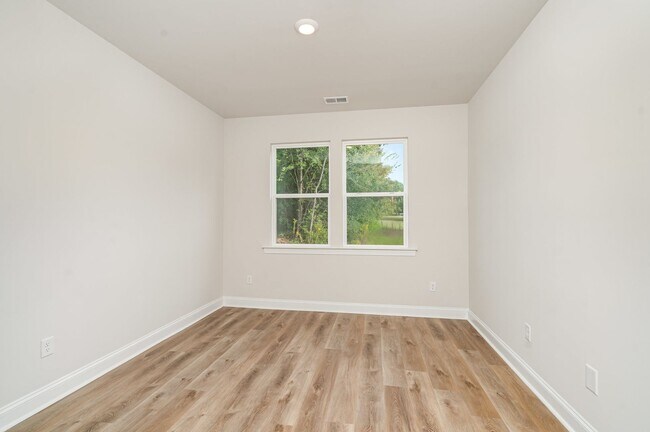 Building Photo - Beautiful 4BR 2.5BA Home w/ Full Appliance Kitchen • Garage Parking •