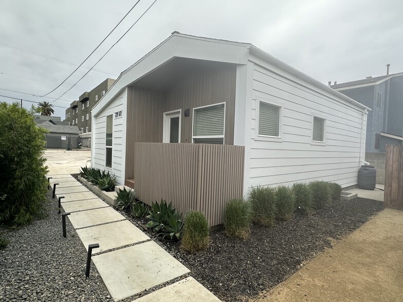 Building Photo - 219 N Ave 54