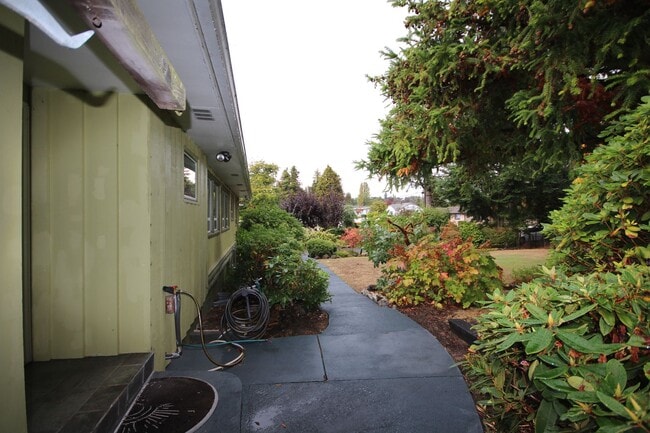 Building Photo - Browns Point Home With Amazing Views!