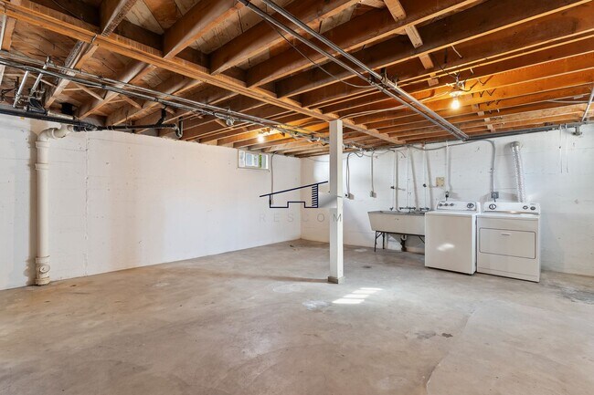 Building Photo - Quincy Duplex