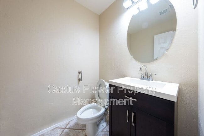 Building Photo - 970 N Willow St