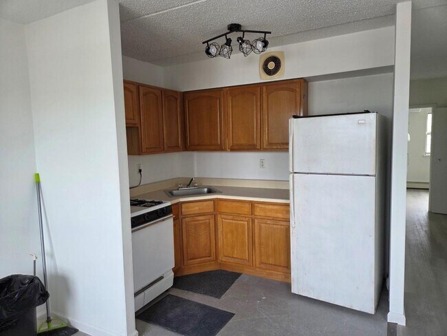 Building Photo - 832 Bryant Ave