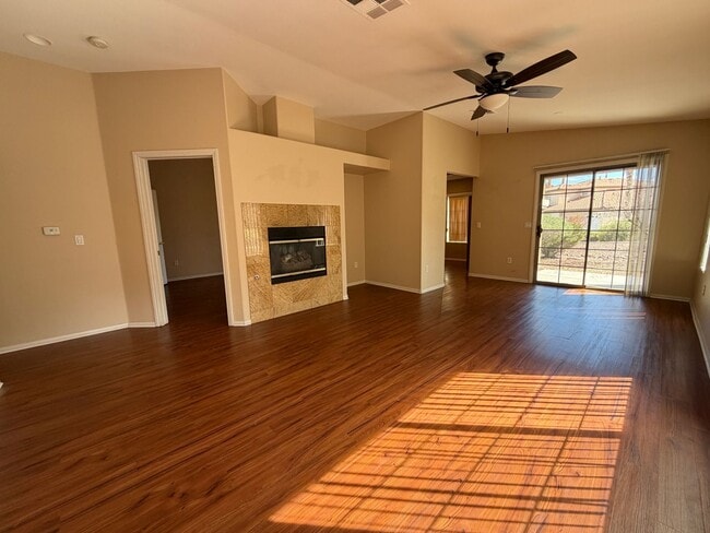 Building Photo - Gorgeous 2 bedroom townhouse Ready for immedate move-in!