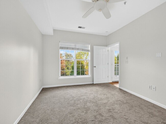 Building Photo - Beautiful 2 BR 2 BA condo in the heart of Ballantyne.