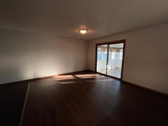 Building Photo - Beautiful Spacious 3 Bedroom, 2.5 Bath Hom...