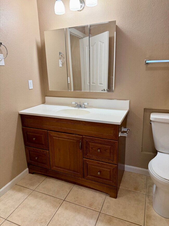 Building Photo - 1250 Balfour Dr