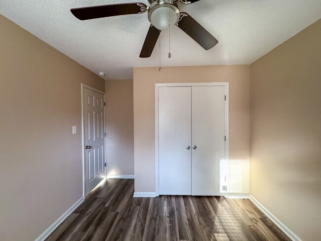 Building Photo - Charming 3 Bed 1.5 bath in College Lakes