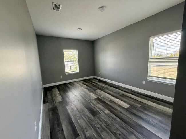 Building Photo - 4 bedroom 3 bath