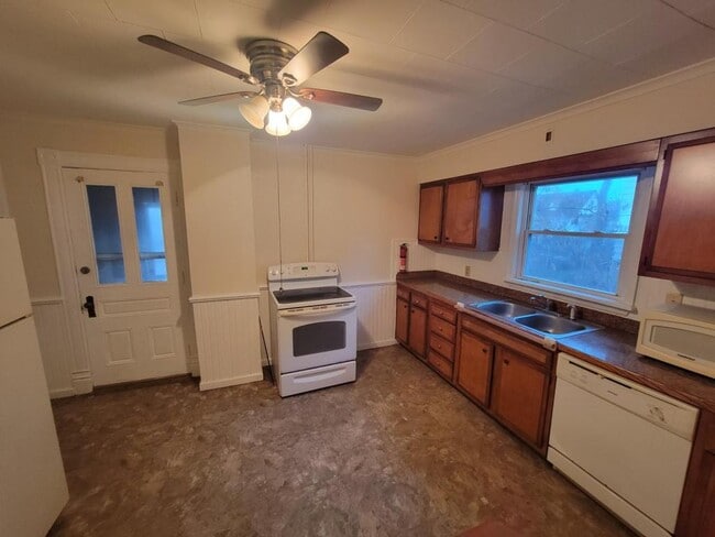 Building Photo - 294 Guy Park Ave