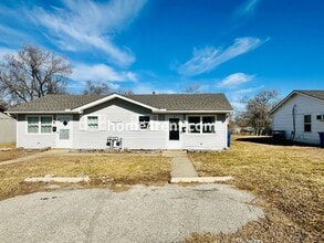 Building Photo - Two Bedroom Ranch Style Duplex Home in Grandview - Featuring Plenty of Natural Light, Fenced Yard...