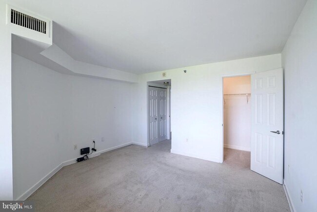 Building Photo - 10101 Grosvenor Pl