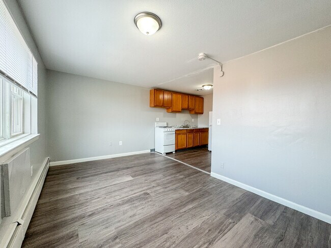 Building Photo - 165 Sigourney St